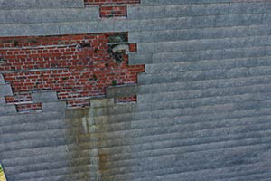 Drohnenflug: Defekte Fassadenverkleidung